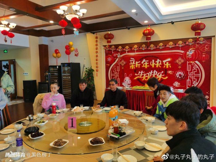 在科索沃地域的一个小处所，只有十岁的Nenad和他的父亲、爷爷，还有东正教的牧师和30岁的教师几小我在这里糊口，Nenad是黉舍里独一的学生，天天都由维和军队的车辆把他从父亲的农场送到黉舍，Nenad巴望有同龄的孩子与他一路顽耍。一天，他从装机车的裂缝看到了两个与他同龄的阿尔巴尼亚男孩，此中十三岁的牧羊人Bashkim在战争中掉往了本身的父亲，因此他悔恨塞尔维亚人...